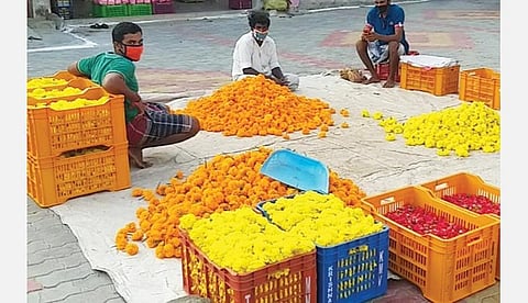 ரம்ஜான் பண்டிகையை முன்னிட்டு 2 மாதங்களுக்கு பின் தோவாளை மலர் சந்தை மீண்டும் திறப்பு: கேரள வியாபாரிகள் வராததால் ஏமாற்றம்