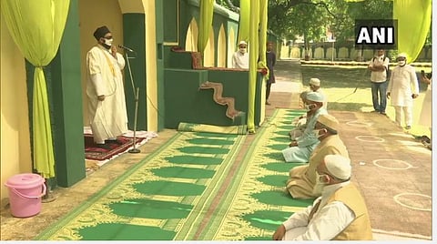 ரம்ஜான் கொண்டாட்டம்; லக்னோவில் சமூகவிலகலை கடைபிடித்து தொழுகை