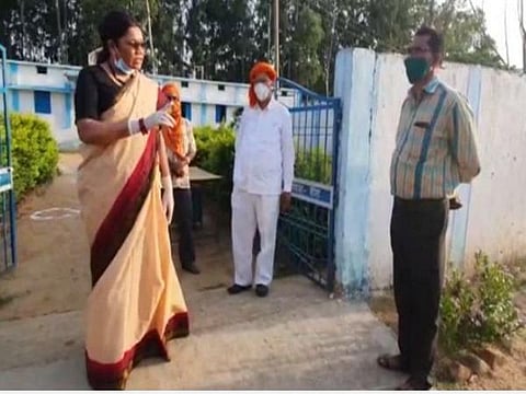 சத்திஸ்கர், பல்ராம்பூர் கரோனா தனிமை மையத்தில் அமைச்சர் ரேணுகா சிங்.