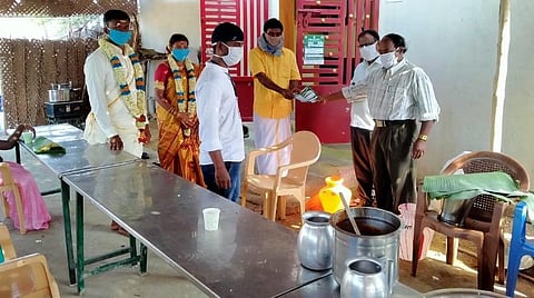 திருமணத்துக்குப் பின்னர் மணமக்களுக்கு வாழ்த்து தெரிவித்து, அவர்களை தனிமைப்படுத்திக் கொள்ள அறிவுறுத்திய சுகாதாரத் துறையினர்.