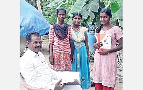 10-ம் வகுப்பு பொதுத் தேர்வு எழுதவுள்ள மாணவர் வீட்டுக்கே சென்று பாடம் நடத்தும் பள்ளி ஆசிரியர்