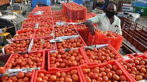 ஊரடங்கால் சுப நிகழ்ச்சிகள் ரத்து; திருமழிசை சந்தையில் காய்கறி விலை வீழ்ச்சி- கீழே கொட்டப்படும் காய்கறிகள்