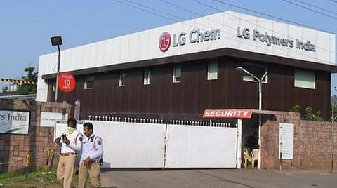 விஷவாயு கசிவு சம்பவம்; எல்ஜி பாலிமர்ஸ் ஆலையை மூட ஆந்திர உயர் நீதிமன்றம் உத்தரவு: இயக்குநர்கள் வெளிநாடு செல்லவும் தடை