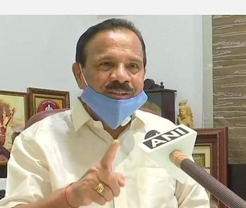 மத்திய அமைச்சர் சதானந்தா கவுடா நிருபர்களுக்கு பேட்டியளித்த காட்சி : படம் ஏஎன்ஐ