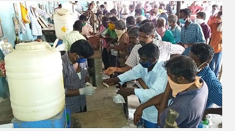 புதுச்சேரியில் சாராயக்கடைகளில் குவிந்துள்ள கூட்டம்