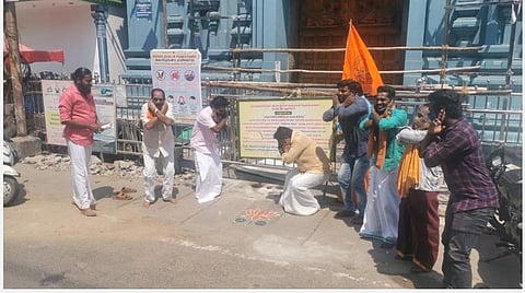 மதுக்கடைகளை திறக்கும் போது கோயில்கள் ஏன் மூடப்பட வேண்டும்? கோயில்களை புதுச்சேரி அரசு திறக்கக்கோரி தோப்புக்கரண போராட்டம்