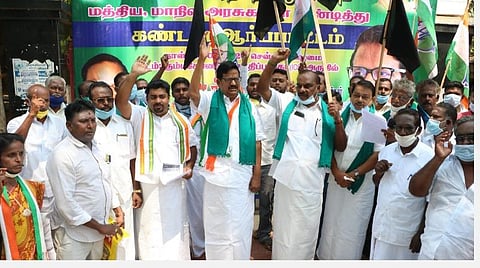 தஞ்சாவூர் மாவட்டம் கும்பகோத்தில் காங்கிரஸ் கட்சி சார்பில் நடைபெற்ற ஆர்ப்பாட்டத்தில் பங்கேற்ற தமிழ்நாடு காங்கிரஸ் தலைவர் கே.எஸ்.அழகிரி மற்றும் பலர் உள்ளனர்.