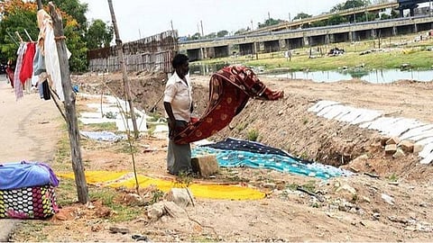அரசு அறிவித்த நிவாரணம் கிடைக்கவில்லை: கதறும் வைகை ஆற்று சலவைத் தொழிலாளர்கள்