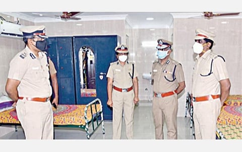 சென்னை, மாம்பலம் காவல் நிலைய வளாகத்தில் கட்டப்பட்டுள்ள காவலர் ஓய்வு அறையை காவல் ஆணையர் ஏ.கே.விஸ்வநாதன் நேற்று திறந்துவைத்து பார்வையிட்டார். உடன் கூடுதல் காவல் ஆணையர் பிரேம் ஆனந்த் சின்ஹா, தெற்கு மண்டல இணை ஆணையர். சி.மகேஸ்வரி உள்ளிட்டோர்.