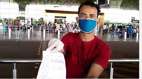 ரத்தான விமான டிக்கெட்டுடன் ஃபாரித் முல்லா என்ற புலம்பெயர் தொழிலாளர்.