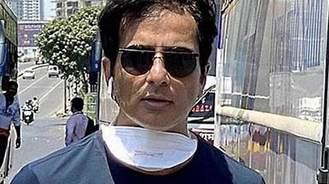 புலம்பெயர் தொழிலாளர்களுக்கு உதவ இலவச தொலைபேசி எண்கள்: சோனு சூட் அறிவிப்பு