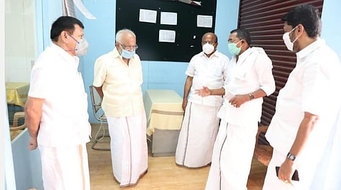 துணை சபாநாயகர் பொள்ளாச்சி ஜெயராமன், கிருஷ்ணன் குட்டி பேச்சுவார்த்தை.