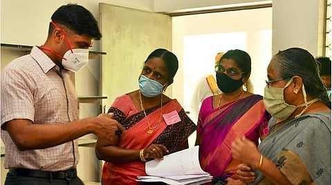 தூத்துக்குடியில் பிளஸ் 2 விடைத்தாள் திருத்தும் மையத்தில் மாவட்ட ஆட்சியர் சந்தீப் நந்தூரி நேரில் ஆய்வு செய்தார். படம்: என்.ராஜேஷ்