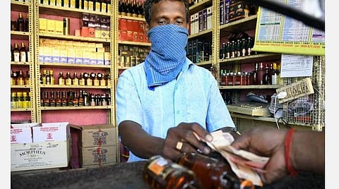 டாஸ்மாக் மதுபானங்களின் தரம் சோதிக்கப்படுகிறதா? அதிக விலைக்கு விற்றால் என்ன நடவடிக்கை?- உயர் நீதிமன்றம் அடுக்கடுக்கான கேள்வி