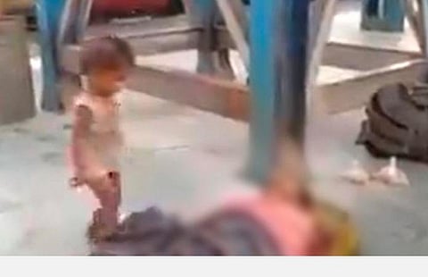 தாய் இறந்ததை அறியாத குழந்தை எழுப்ப முயன்ற நெஞ்சைப் பிசையும் காட்சி வைரல்: பிஹார் ரயில் நிலையத்தில் கொடுமை