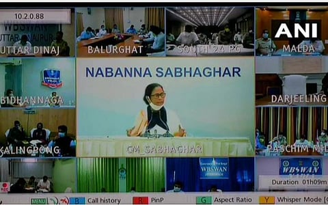 எங்களிடம் சொல்லாமலேயே ரயில்கள் வருகின்றன: மம்தா பானர்ஜி குற்றச்சாட்டு