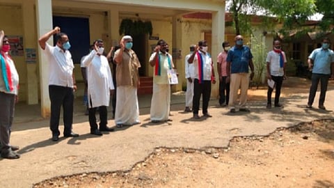 வழிபாட்டு ஸ்தலங்களை திறக்க வலியுறுத்தி கோவில்பட்டி கோட்டாட்சியர் அலுவலகத்தை விடுதலை சிறுத்தைகள் கட்சியினர் முற்றுகையிட்டனர்.