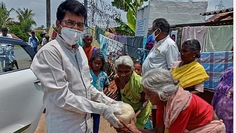 தனியொருவராக ரூ.3.5 லட்சம் மதிப்பில் நிவாரணம்: ஏழை மக்களுக்கு உதவிக்கரம் நீட்டும் தொல்லியல் ஆய்வாளர்