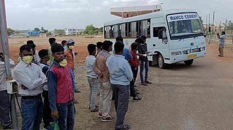 பீகாரை சேர்ந்த தொழிலாளர்கள் சொந்த ஊர் செல்ல வேன்கள் மூலம் திருச்சி ரயில் நிலையத்துக்கு அனுப்பி வைக்கப்படுகின்றனர்.