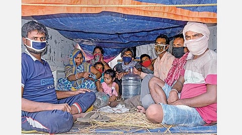 கரோனா வைரஸை கட்டுப்படுத்த பிறப்பிக்கப்பட்ட ஊரடங்கால் புலம்பெயர் தொழிலாளர்கள் கடுமையாக பாதிக்கப்பட்டனர். மத்திய அரசு அனுமதி அளித்ததையடுத்து அவர்கள் சிறப்பு ரயில்கள் மூலம் சொந்த ஊர் திரும்பி வருகின்றனர். பிஹார் மாநிலம் பாட்னா சென்றடைந்த தொழிலாளர்கள், அங்கிருந்து சொந்த ஊருக்கு லாரியில் பயணம் செய்தனர்.படம்: பிடிஐ