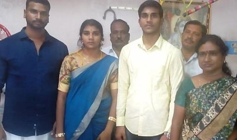 இடமிருந்து வலமாக: மனோஜ், விருதாம்பிகை, கனலரசன், மீனாட்சி (குருவின் தங்கை)