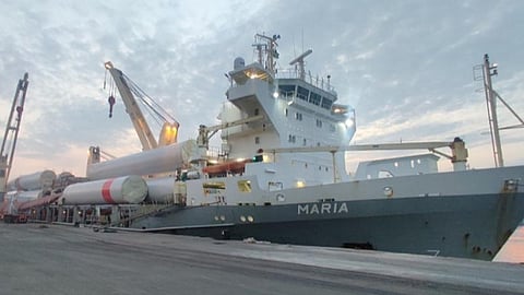 தூத்துக்குடி வஉசி துறைமுகத்தில் 72.40 மீட்டர் நீளமுள்ள காற்றாலை இறகு ஏற்றப்பட்டுள்ள ‘எம்.வி.மரியா’ கப்பல்.