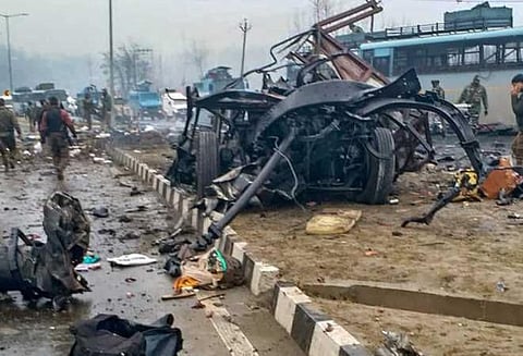 கடந்த ஆண்டு பிப்ரவரி மாதம் புல்வாமாவில் நடத்திய தீவிரவாதிகள் தாக்குதலில் சிஆர்ஆபிஎப் வீரர்கள் 40 பேரை சென்ற வாகனம் உருக்குலைந்து கிடந்த காட்சி : கோப்புப்படம்