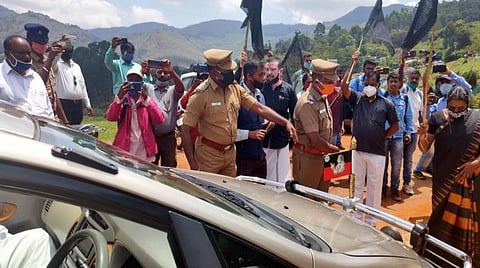 அதிமுக எம்எல்ஏவுக்கு கட்சியினரே கருப்பு கொடி காட்டி எதிர்ப்பு