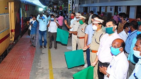 சிறப்பு ரயிலை கொடியசைத்து அனுப்பி வைத்த காரைக்கால் மாவட்ட ஆட்சியர் அர்ஜூன் சர்மா உள்ளிட்டோர்.