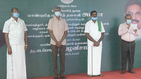 மாவட்ட ஆட்சியர் கு.ராசாமணி, பொதுப்பணித் துறை கண்காணிப்புப் பொறியாளர் எஸ்.காசிலிங்கம், விவசாயி தீத்திப்பாளையம் பெரியசாமி உள்ளிட்டோர்.