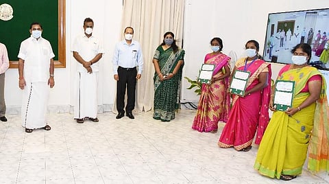 முதல்வர் பழனிசாமி திட்டத்தைத் தொடங்கிவைத்தபோது