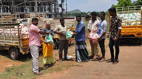 அள்ளி வழங்கும் அமைச்சர்; இயன்றதைச் செய்யும் எம்எல்ஏக்கள்: நிவாரண உதவியால் ஆளும் கட்சிக்குள் புகைச்சல்