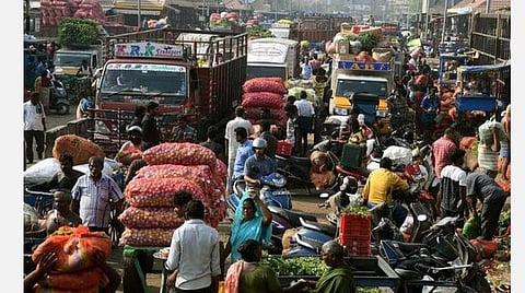 கோயம்பேடு சந்தையை இப்போதைக்கு திறக்கும் எண்ணமில்லை: உயர் நீதிமன்றத்தில் சிஎம்டிஏ பதில்