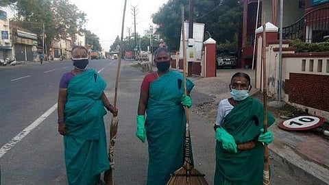 தூய்மைப் பணியாளர்களுக்கு கரோனா பரிசோதனை செய்யக்கோரி உயர் நீதிமன்ற கிளையில் வழக்கு