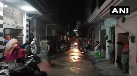 ஹரியாணாவில் நிலநடுக்கத்தால் மக்கள் வீடுகளை விட்டு வெளியே வந்தனர்