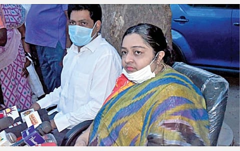 சென்னையில் செய்தியாளர்களை சந்தித்த ஜெயலலிதாவின் அண்ணன் மகள் தீபா. உடன் கணவர் மாதவன். படம்: எல்.சீனிவாசன்