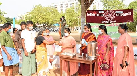 காய்கனிச் சந்தையில் இலவச கபசுரக் குடிநீர், முகக்கவசங்கள்: மதுரை பாத்திமா கல்லூரி ஏற்பாடு