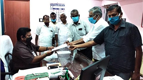 திருப்புவனம் பேரூராட்சியில் டெண்டர் விடாமல் பணிகள் நடப்பதாக கூறி திமுக சட்டப்பாதுகாப்பு குழுவினர் சிவகங்கையில் பேரூராட்சிகள் உதவி இயக்குநர் ராஜாவிடம் மனு அளித்தனர்.