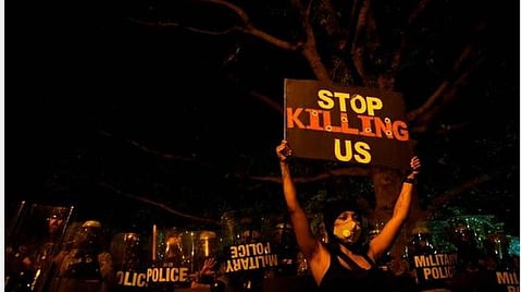 போலீஸ் காவலில் இறந்த கறுப்பரினத்தைச் சேர்ந்த ஜார்ஜ் ஃபிளாய்ட்: எதிர்ப்பில் பற்றி எரியும் அமெரிக்கா