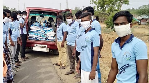 விவசாய கூலி வேலைக்கு சென்று ஏழை, எளிய மக்களுக்கு உதவி செய்து வரும் இளைஞர்கள் குழுவினர்