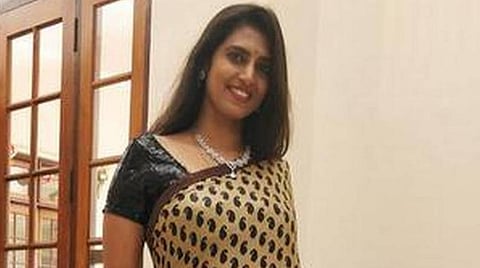 மணந்தால் 50 பேர் மட்டும் , இறந்தால் 20 பேர் மட்டும் என்ற கடுமையான கட்டுப்பாடு உள்ள நேரத்தில் , பொழுதுபோக்கு சமாச்சாரத்திற்கு இவ்வளவு சீக்கிரம் இவ்வளவு தளர்வு எதற்கு?-கஸ்தூரி கேள்வி