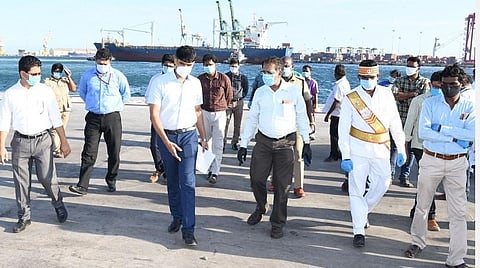 வெளிநாடுகளில் இருந்து இந்தியர்கள் கப்பல் மூலம் தூத்துக்குடி வரவுள்ளதை தொடர்ந்து, தூத்துக்குடி வஉசி துறைமுகத்தில் செய்யப்பட்டுள்ள ஏற்பாடுகளை மாவட்ட ஆட்சியர் சந்தீப் நந்தூரி நேரில் பார்வையிட்டு ஆய்வு செய்தார்.