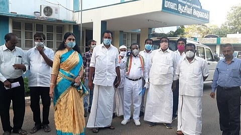 நாகர்கோவில் மாவட்ட ஆட்சியர் அலுவலகத்திற்கு வந்த வசந்தகுமார் எம்.பி. மற்றும் எம்.எல்.ஏ.க்கள் சுரேஷ்ராஜன், பிரின்ஸ், விஜயதரணி, ராஜேஷ்குமார்.