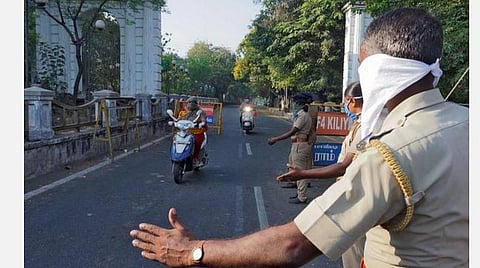 புதுச்சேரியில் அதிகரிக்கும் கரோனா தொற்று -கிருமிநாசினி இல்லாத கடைகள்- முகக்கவசம் இல்லாத மார்க்கெட்டுகள்- கண்டுகொள்ளாத அதிகாரிகள்