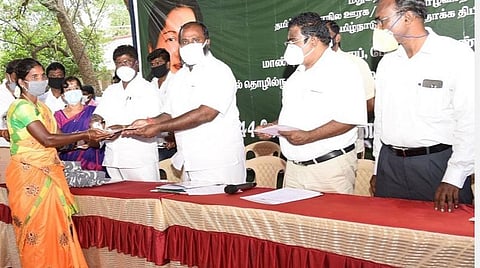 திருமங்கலத்தில் சுயஉதவிக்குழுக்களுக்கு கரோனா சிறப்பு கடனுதவியை அமைச்சர் ஆர்.பி.உதயகுமார் வழங்கினார்.