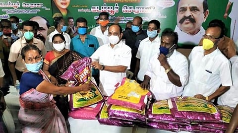 கோவில்பட்டியில் நடந்த நிகழ்ச்சியில் பூ கட்டும் தொழிலாளர்களுக்கு அமைச்சர் கடம்பூர் ராஜூ அத்தியாவசிய பொருட்களை வழங்கினார்.