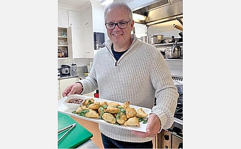 தான் தயார் செய்த மாம்பழ சட்னி, சமோசாக்களுடன் ஆஸ்திரேலிய பிரதமர் ஸ்காட் மோரிசன்.