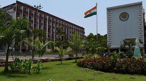 அரசு மருத்துவமனை செவிலியர், ஜிப்மர் மருத்துவருக்கு கரோனா- உடன் பணியாற்றியவர்கள் தனிமையில் இருக்க அறிவுரை