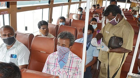 கிருஷ்ணகிரி புதிய பேருந்து நிலையத்தில் இருந்து புறநகர் பேருந்துகளில் பயணம் மேற்கொண்ட பயணிகள்.