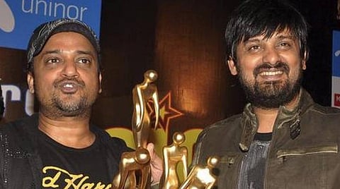 புகைப்படத்தில் வலது புறம் இருப்பவர் வாஜித் கான்.